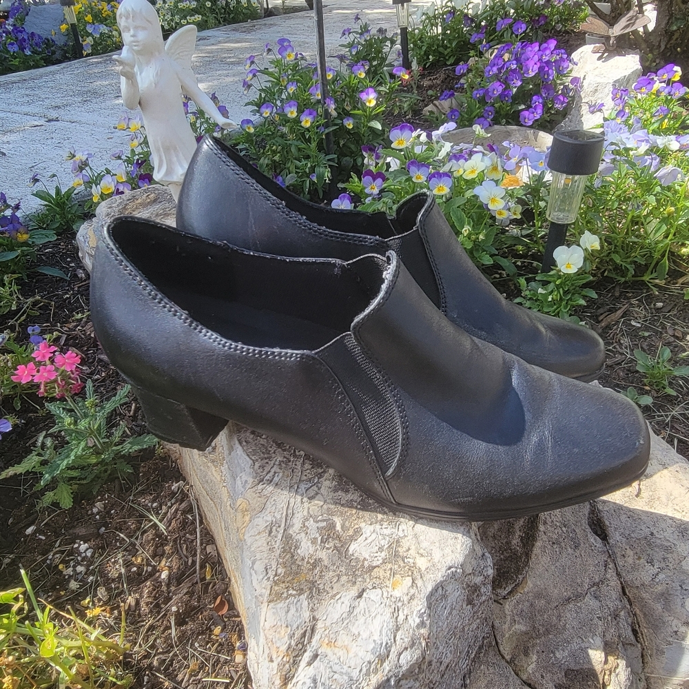 LIZ BAKER ♡ Black Leather Upper Chunky 2" Heal Slip On Shoes 8M